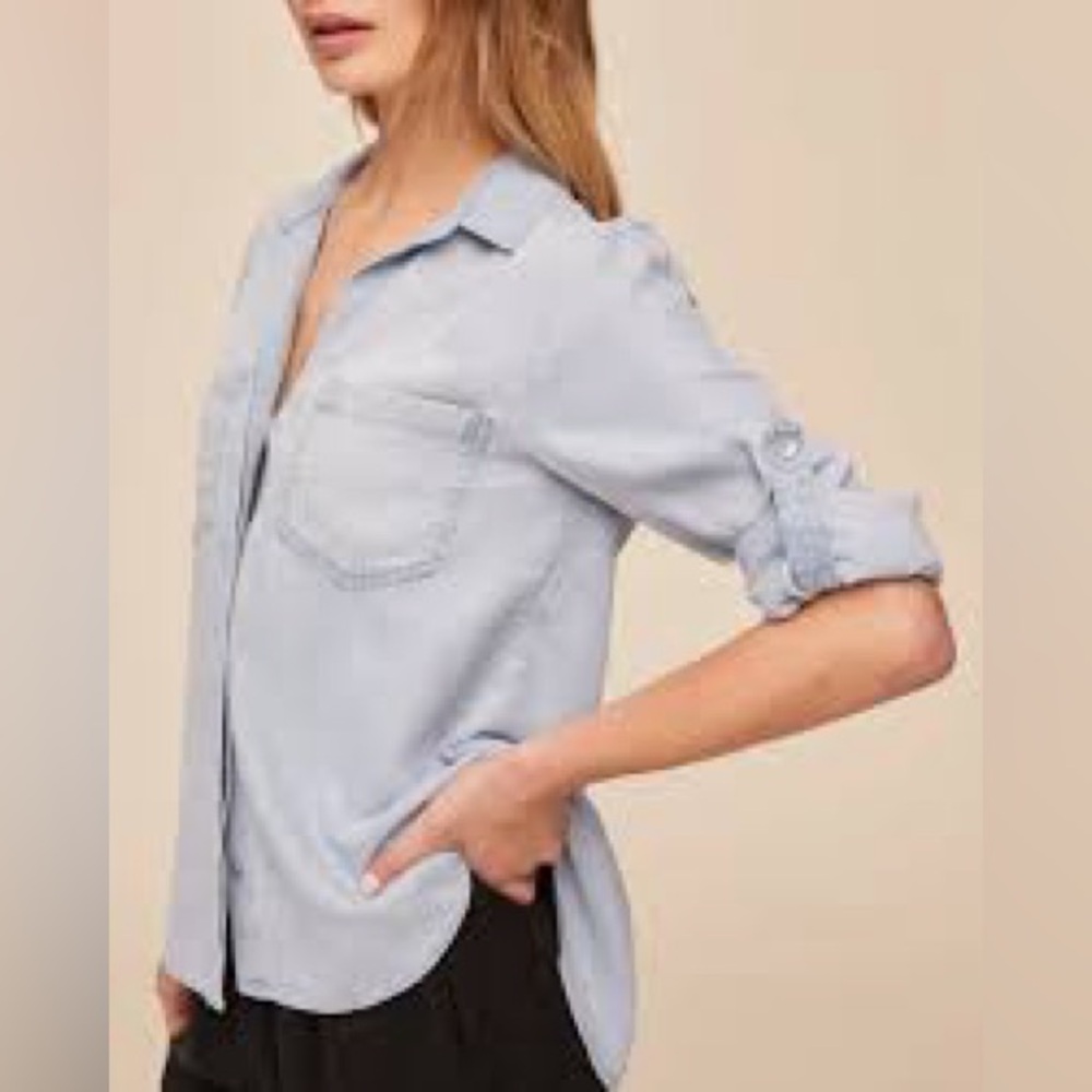 BELLA DAHL SPLIT BACK CHAMBRAY BUTTON DOWN SHIRT LIGHT BLUE WOMEN’S XS